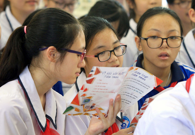 Lớp dạy kỹ năng chống tin giả tại trường Trung học cơ sở Ngô Quyền (Hải Phòng) do Đoàn Thanh niên TTXVN tổ chức. Ảnh: TTXVN Dự án chống tin giả của Thông tấn xã Việt Nam đoạt giải thưởng báo chí quốc tế ảnh 4