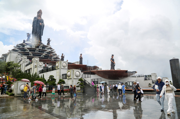 Du khách tham quan trên đỉnh núi Bà Đen. Ảnh: Giang Phương - TTXVN Đưa du lịch Tây Ninh cất cánh vươn xa ảnh 2