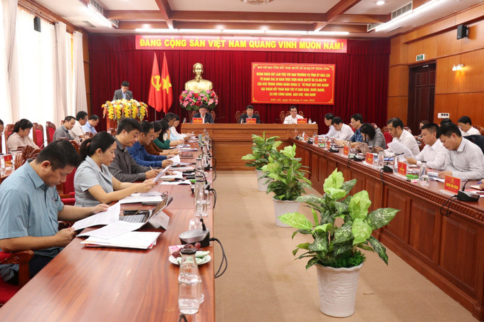 Quang cảnh buổi làm việc. Ảnh: Anh Dũng - TTXVN Chủ tịch Hội đồng Dân tộc của Quốc hội Y Thanh Hà Niê Kđăm khảo sát về công tác Phát huy sức mạnh đại đoàn kết dân tộc tại Đắk Lắk ảnh 2