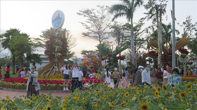 Du khách tham quan đường hoa xuân Nhâm Dần tại thành phố Tuy Hòa. Ảnh: Xuân Triệu - TTXVN Du lịch Phú Yên khởi sắc những ngày đầu năm mới ảnh 3