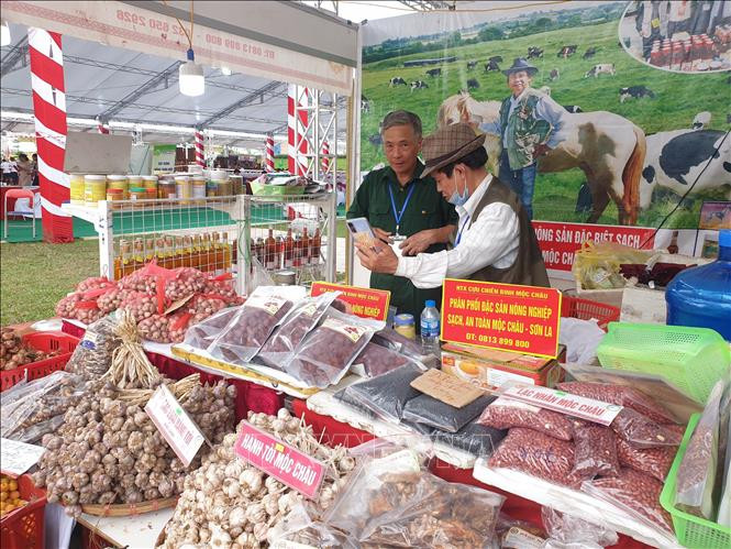 Khách tham quan sản phẩm OCOP được trưng bày bên lề hội thảo. Ảnh: Phương Anh - TTXVN Hà Nội kết nối tiêu thụ sản phẩm làng nghề, thủ công và sản phẩm OCOP ảnh 3