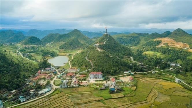 Cột cờ Lũng Cú là cột cờ quốc gia nằm ở đỉnh Lũng Cú, còn gọi là đỉnh núi Rồng (Long Sơn), có độ cao 1.470m so với mực nước biển, thuộc xã Lũng Cú, huyện Đồng Văn, tỉnh Hà Giang – là điểm cực Bắc của Việt Nam. Ảnh: Trọng Đạt – TTXVN Bảo tồn và phát huy giá trị di sản địa chất ảnh 3