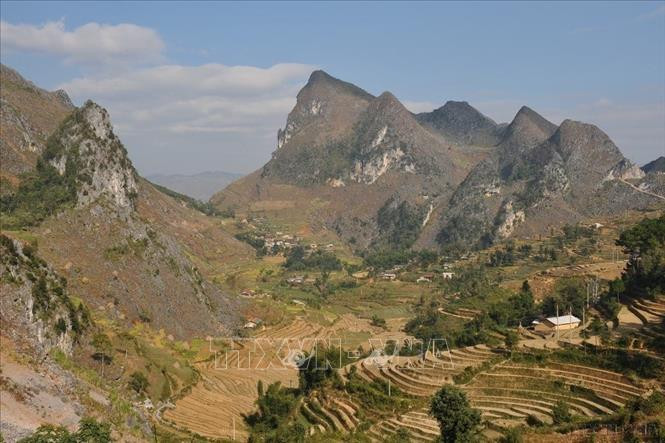 Những "bức tường" núi đá sừng sững bao bọc, nuôi sống con người ở cao nguyên đá Đồng Văn . Ảnh: Thanh Hà – TTXVN Bảo tồn và phát huy giá trị di sản địa chất ảnh 2