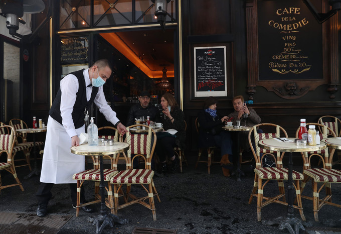 Người dân thưởng thức cà phê ở Paris, Pháp, ngày 19/5/2021. Ảnh: THX/ TTXVN Văn hóa uống cà phê của các nước trên thế giới ảnh 2