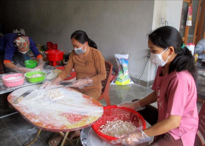 Người dân huyện miền núi Lang Chánh, Thanh Hóa làm kẹo nhãn. Ảnh: Nguyễn Nam-TTXVN Làng nghề truyền thống kẹo nhãn Lang Chánh tăng sản xuất cho Tết ảnh 1
