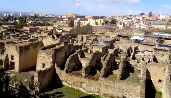 Thành phố Herculaneum từng bị chôn vùi dưới tro bụi núi lửa. Ảnh: italy-sights.info Phát hiện ngạc nhiên về thực đơn giàu protein của người La Mã cổ đại ảnh 1