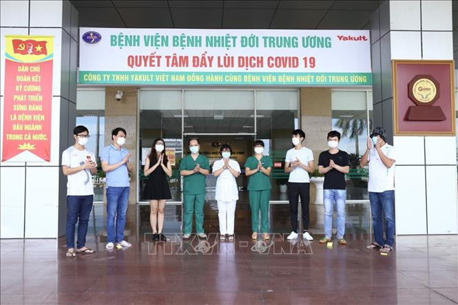 Các bệnh nhân được công bố khỏi bệnh ngày 8/6/2020. Ảnh: Minh Quyết - TTXVN Thêm 9 bệnh nhân mắc COVID-19 được công bố khỏi bệnh, 49/50 bệnh nhân nước ngoài đã khỏi bệnh ảnh 1