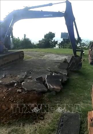 Đơn vị thi công sử dụng phương tiện cơ giới đào tháo tấm bê tông lớn tại khu vực Tháp Chính. Ảnh: TTXVN Dự án xây dựng, tu bổ di tích Tháp Bánh Ít (Bình Định): Tạm dừng các công việc liên quan đến sân trên các tháp ảnh 6