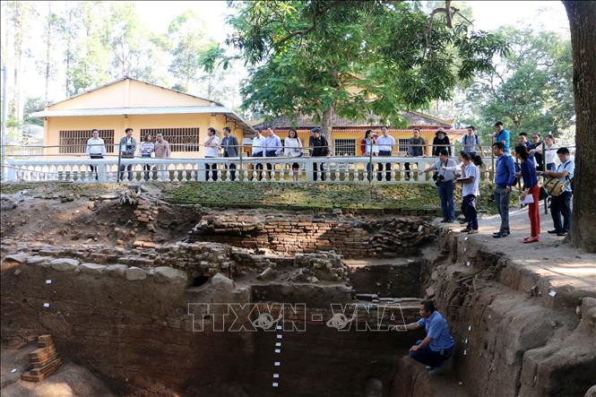 Hố khai quật tại sân Chùa Linh Sơn Cổ Tự - khu di tích Óc Eo - Ba Thê, huyện Thoại Sơn, tỉnh An Giang. Ảnh: Công Mạo - TTXVN Công bố ấn phẩm "Văn hoá Óc Eo- những phát hiện mới khảo cổ học tại di tích Óc Eo-Ba Thê và Nền Chùa 2017-2020" ảnh 1
