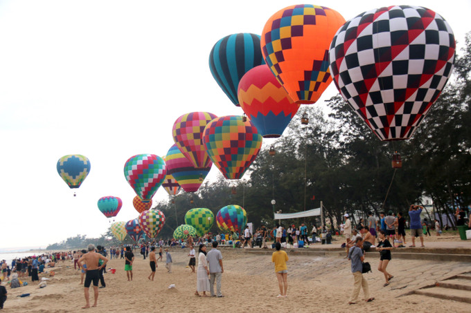 Hàng nghìn người dân và du khách tập trung về bãi biển Đồi Dương, thành phố Phan Thiết để ngắm nhìn hình ảnh độc đáo của Ngày hội khinh khí cầu. Ảnh: Nguyễn Thanh - TTXVN Phê duyệt Quy hoạch tỉnh Bình Thuận thời kỳ 2021 - 2030, tầm nhìn đến năm 2050 ảnh 1