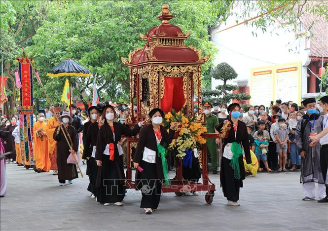Đoàn rước kiệu tại Đền Đô. Ảnh: Đinh Văn Nhiều - TTXVN Lễ hội Đền Đô hướng về nguồn cội ảnh 2