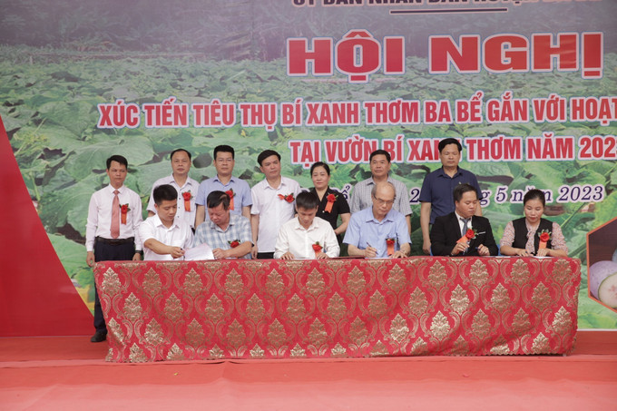 Lễ ký kết 06 biên bản ghi nhớ hợp tác kết nối tiêu thụ bí xanh thơm tại Hội nghị. Ảnh: TTXVN Xúc tiến tiêu thụ bí xanh thơm Ba Bể ảnh 1