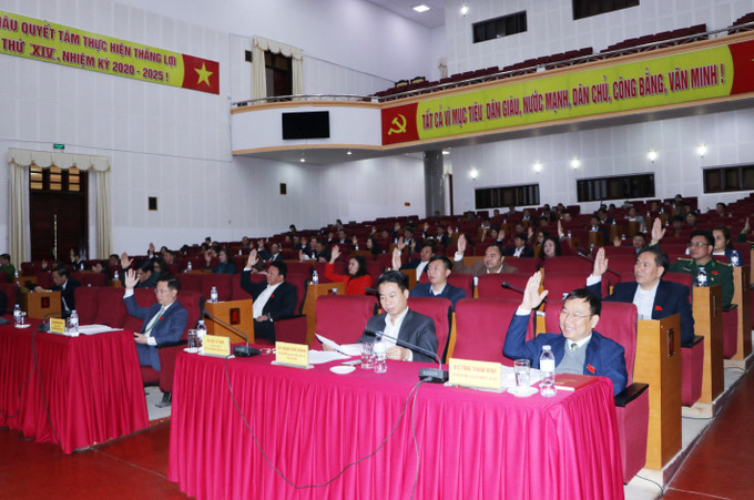 Các đại biểu thông qua nghị quyết tại kỳ họp. Ảnh: Đinh Thùy-TTXVN Lai Châu thông qua nhiều nghị quyết thực hiện chương trình mục tiêu Quốc gia ảnh 2