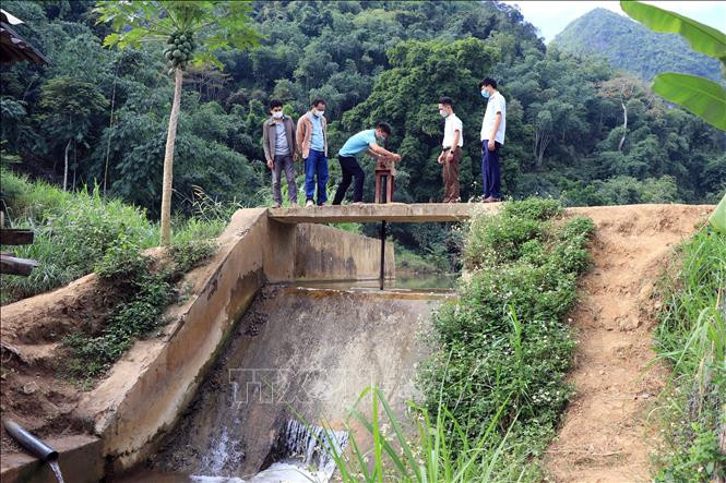 Cán bộ thủy lợi kiểm tra hiện trạng công trình hồ chứa nước Nong La, xã Chiềng La, huyện Thuận Châu, tỉnh Sơn La. Ảnh: Hữu Quyết - TTXVN Sơn La tăng hiệu quả khai thác các công trình hồ, đập thủy lợi ảnh 2