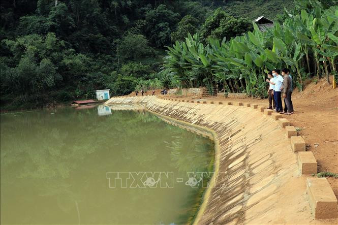 Cán bộ thủy lợi kiểm tra hiện trạng công trình hồ chứa nước Nong La, xã Chiềng La, huyện Thuận Châu, tỉnh Sơn La. Ảnh: Hữu Quyết - TTXVN Sơn La tăng hiệu quả khai thác các công trình hồ, đập thủy lợi ảnh 4