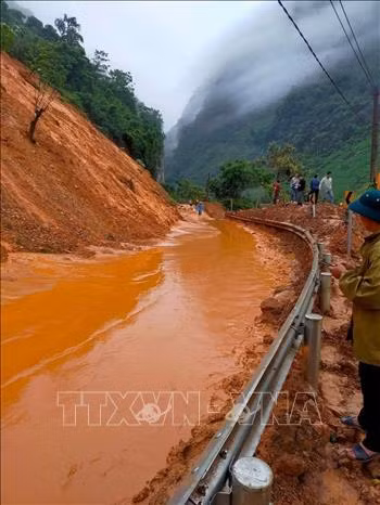 Cao Bằng: Hàng chục ngôi nhà bị hư hại, nhiều tuyến đường sạt lở do mưa lũ ảnh 3