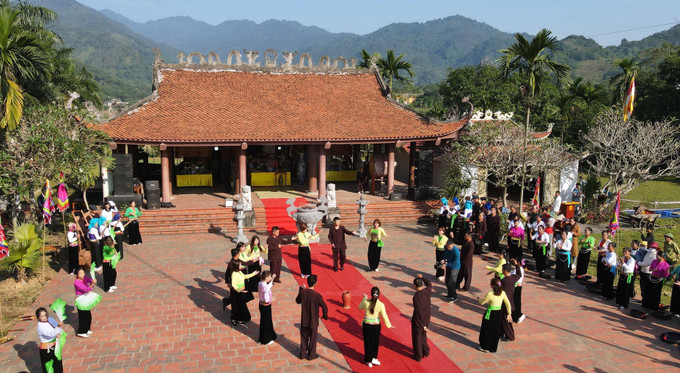 Người dân tham gia diễn tấu cồng chiêng trước sân Đình Khoang. Ảnh: Trung Kiên - TTXVN Tết cơm mới của người Mường ở Phú Thọ ảnh 2