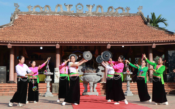 Người dân tham gia diễn tấu cồng chiêng trước sân Đình Khoang. Ảnh: Trung Kiên - TTXVN Tết cơm mới của người Mường ở Phú Thọ ảnh 7