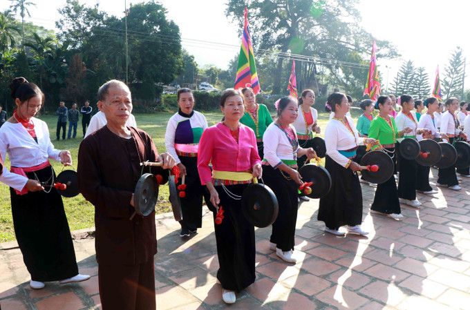 Người dân tham gia diễn tấu cồng chiêng trước sân Đình Khoang. Ảnh: Trung Kiên - TTXVN Tết cơm mới của người Mường ở Phú Thọ ảnh 8