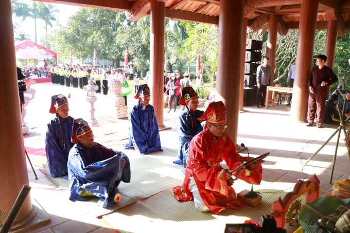 Các cụ cao tuổi trong cộng đồng dân tộc Mường làm lễ cúng cơm mới. Ảnh: Trung Kiên - TTXVN Tết cơm mới của người Mường ở Phú Thọ ảnh 1
