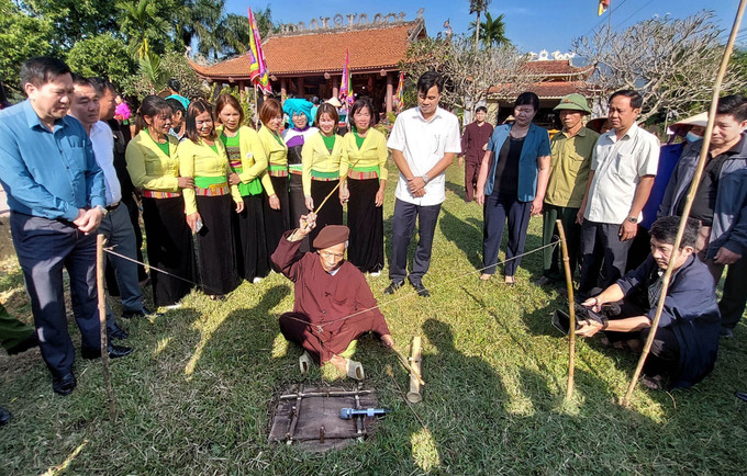 Đánh trống đất - nét văn hóa đặc trưng của đồng bào Mường tại huyện Thanh Sơn, tỉnh Phú Thọ. Ảnh: TTXVN Tết cơm mới của người Mường ở Phú Thọ ảnh 3