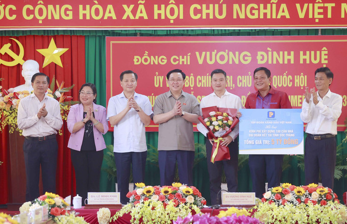 Chủ tịch Quốc hội Vương Đình Huệ chứng kiến Tập đoàn Xăng dầu Việt Nam trao 5 tỷ đồng hỗ trợ kinh phí xây 100 căn nhà đại đoàn kết tại tỉnh Sóc Trăng. Ảnh: Doãn Tấn - TTXVN Chủ tịch Quốc hội Vương Đình Huệ thăm, chúc mừng Hội Đoàn kết sư sãi yêu nước tỉnh Sóc Trăng nhân Lễ Sene Dolta ảnh 2