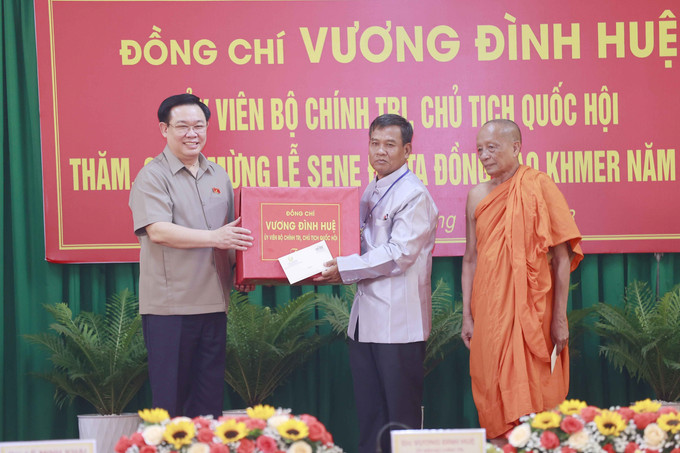 Chủ tịch Quốc hội Vương Đình Huệ tặng quà Trường Bổ túc văn hóa Pali Trung cấp Nam bộ. Ảnh: Doãn Tấn - TTXVN. Chủ tịch Quốc hội Vương Đình Huệ thăm, chúc mừng Hội Đoàn kết sư sãi yêu nước tỉnh Sóc Trăng nhân Lễ Sene Dolta ảnh 4