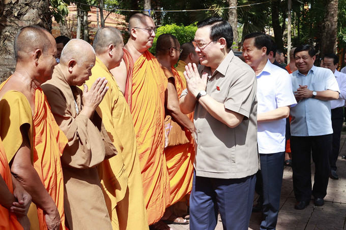 Chủ tịch Quốc hội Vương Đình Huệ với chư tăng Hội Đoàn kết sư sãi yêu nước tỉnh Sóc Trăng. Ảnh: Doãn Tấn - TTXVN Chủ tịch Quốc hội Vương Đình Huệ thăm, chúc mừng Hội Đoàn kết sư sãi yêu nước tỉnh Sóc Trăng nhân Lễ Sene Dolta ảnh 3