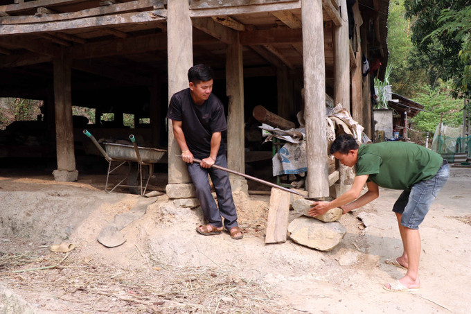 Người dân bản tái định cư Tèn Pá Hu kê lại cột nhà sàn do nền đất bị nghiêng, lún xuống. Ảnh: Hữu Quyết - TTXVN Người dân bản tái định cư Thủy điện Sơn La mong sớm được di dời khỏi vùng có nguy cơ sạt lở ảnh 6