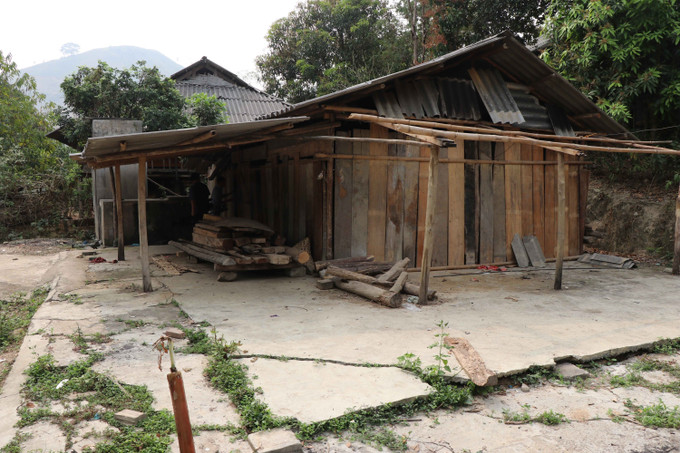 Một ngôi nhà không có người ở tại bản tái định cư Tèn Pá Hu. Ảnh: Hữu Quyết - TTXVN Người dân bản tái định cư Thủy điện Sơn La mong sớm được di dời khỏi vùng có nguy cơ sạt lở ảnh 4