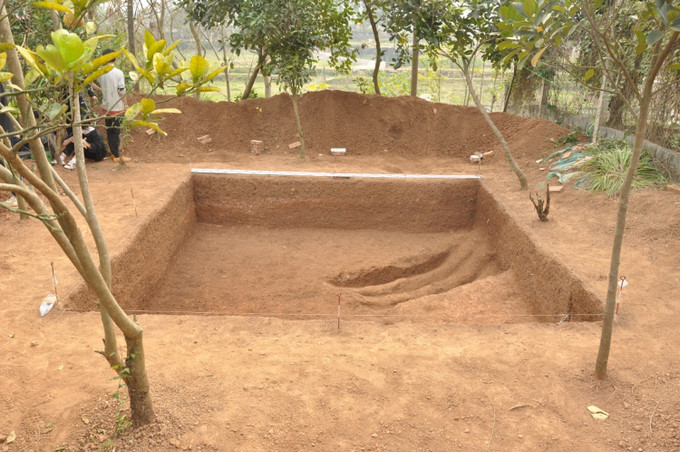 Hố khai quật di tích đồi Đồng Dâu tại thôn Đoài, thị trấn Tây Đằng (huyện Ba Vì, Hà Nội). Ảnh: TTXVN phát Hà Nội phát hiện nhiều di vật tại di tích đồi Đồng Dâu niên đại khoảng 3.800 - 3.000 năm ảnh 1