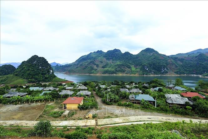 Sông núi hòa quyện vào nhau tạo nên vẻ đẹp hùng vĩ. Ảnh: Phan Tuấn Anh - TTXVN Vẻ đẹp vùng cao Tây Bắc ảnh 1