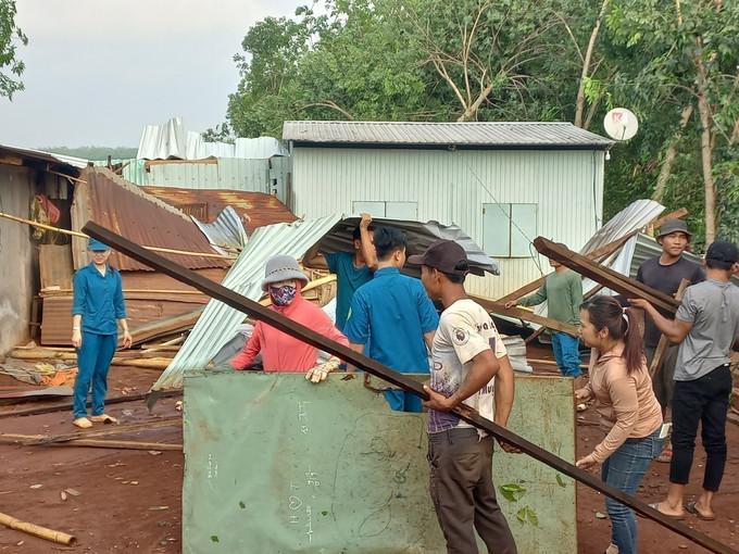 Người dân huyện Bù Gia Mập (Bình Phước) chủ động khắc phục thiệt hại sau khi lốc xoáy. Ảnh: K GỬIH –TTXVN Bình Phước: Lốc xoáy làm thiệt hại khoảng 1,2 tỷ đồng tại huyện biên giới Bù Gia Mập ảnh 1