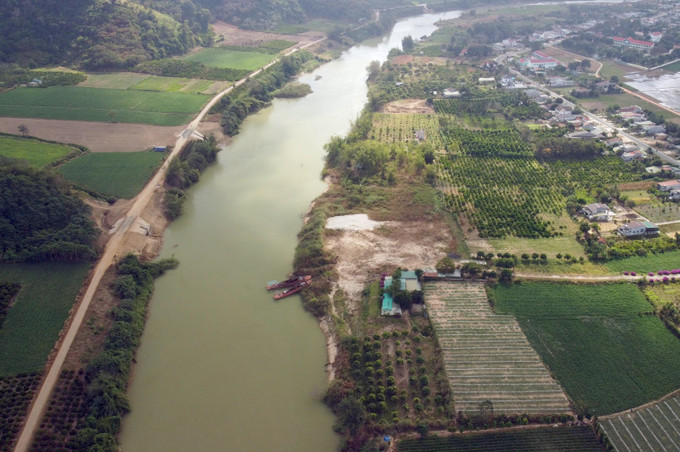 Sông Krông Nô, đoạn chảy qua thôn Phú Hưng, xã Quảng Phú có 3 vị trí sạt lở nguy hiểm. Ảnh: Minh Hưng - TTXVN Sụt lún, sạt lở ven sông Krông Nô khiến người dân bất an ảnh 3