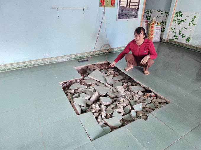 Sụt lún sàn nhà của hộ gia đình bà Phạm Thị Cài, ở thôn Phú Hưng, xã Quảng Phú. Ảnh: Minh Hưng - TTXVN Sụt lún, sạt lở ven sông Krông Nô khiến người dân bất an ảnh 2