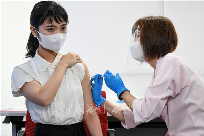 Nhân viên y tế tiêm vaccine ngừa COVID-19 cho người dân tại Tokyo, Nhật Bản. Ảnh: AFP/TTXVN Đa số trường họp viêm cơ tim sau khi tiêm vaccine ngừa COVID-19 đều phục hồi nhanh chóng ảnh 1