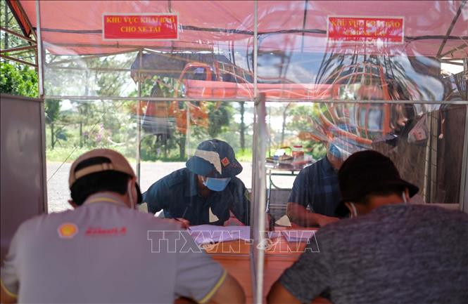 Người dân khai báo y tế tại chốt kiểm soát phòng, chống dịch COVID-19 trên quốc lộ 27C, hướng từ thành phố Đà Lạt đi xã Đạ Sar ( huyện Lạc Dương). Ảnh: Nguyễn Dũng – TTXVN Lâm Đồng: Buôn làng người Chil quyết tâm giữ vững "vùng xanh" ảnh 1