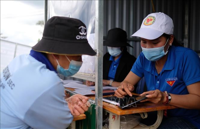 Một số người dân khi đi qua chốt kiểm soát dịch ở "vùng Xanh" xã Đạ Nhim (huyện Lạc Dương) được hướng dẫn sử dụng phần mềm khai báo y tế điện tử nhanh chóng, tiện lợi hơn bản khai giấy. Ảnh: Nguyễn Dũng – TTXVN Lâm Đồng: Buôn làng người Chil quyết tâm giữ vững "vùng xanh" ảnh 5
