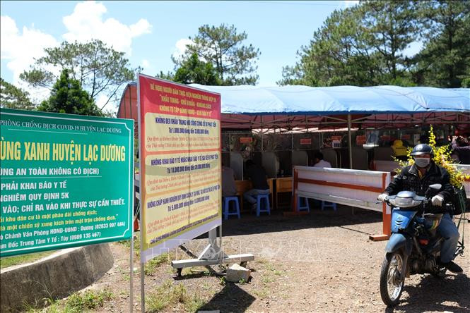 Ngoài 2 chốt kiểm soát trên quốc lộ 27C (từ phía Khánh Hòa lên xã Đạ Nhim và từ thành phố Đà Lạt vào xã Đạ Sar), huyện Lạc Dương còn lập thêm 34 chốt tự quản bảo vệ "vùng Xanh" ở từng buôn làng, khu phố. Ảnh: Nguyễn Dũng – TTXVN Lâm Đồng: Buôn làng người Chil quyết tâm giữ vững "vùng xanh" ảnh 3