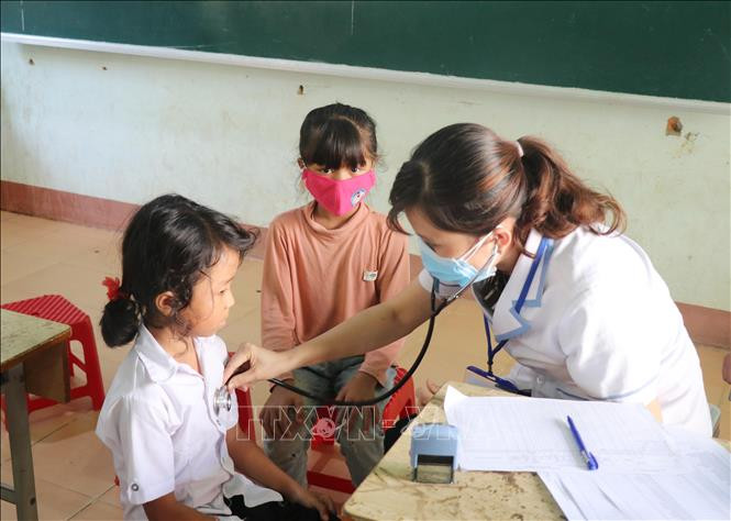 Khám sàng lọc và tiêm vắc xin phòng bệnh bạch hầu cho trẻ trong khu dân cư có bệnh nhân mắc bạch hầu tại huyện Lắk, tỉnh Đắk Lắk. Ảnh: Tuấn Anh – TTXVN Người dân cần chủ động thực hiện các khuyến cáo của ngành Y tế về phòng, chống bệnh bạch hầu ảnh 1