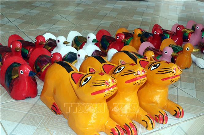 Các con rối được người dân làng Rạch, xã Hồng Quang, huyện Nam Trực chế tác phục vụ biểu diễn và làm quà lưu niệm. Ảnh: Nguyễn Lành - TTXVN Đưa nghệ thuật múa rối nước đến với công chúng ảnh 5