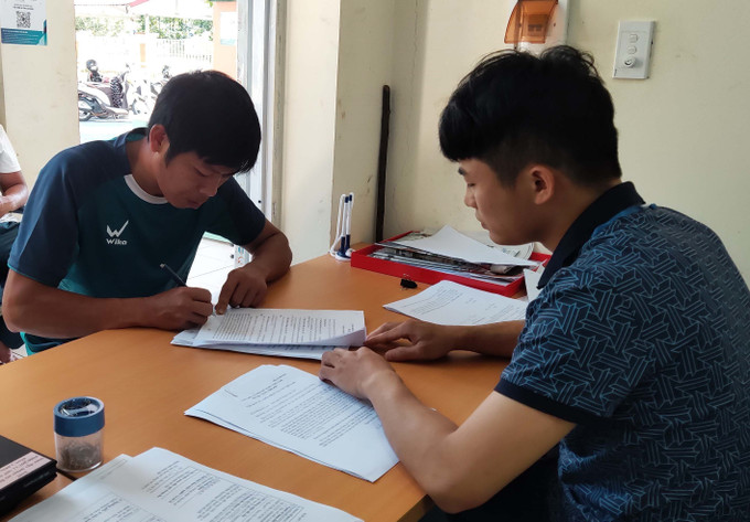 Nhờ chuyển đổi số, người dân xã Phúc Sen, huyện Quảng Hòa đỡ phải sếp hàng khi đến thực hiện các thủ tục hành chính tại xã, thủ tục giải quyết nhanh gọn, tiện lợi. Ảnh: Quốc Đạt TTXVN Cao Bằng tăng cường ứng dụng công nghệ số để thay đổi phương thức làm việc hiệu quả ảnh 3