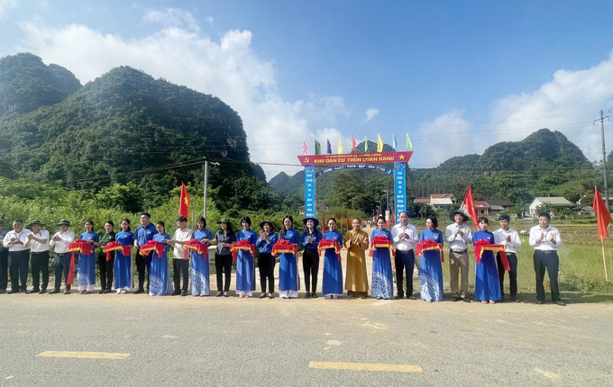Khánh thành mô hình thôn “Sáng - Xanh - Sạch - Đẹp - Văn minh” tại Khu dân cư thôn Quán Hàng, xã Thượng Cường, Lạng Sơn. Ảnh: Anh Tuấn – TTXVN Tuổi trẻ xứ Lạng chung tay xây dựng nông thôn mới ảnh 1