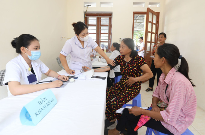 Câu lạc bộ Thầy thuốc trẻ Bệnh viện Đa khoa tỉnh Lạng Sơn khám bệnh miễn phí cho người dân xã Thượng Cường, huyện Chi Lăng, tỉnh Lạng Sơn. Ảnh: Anh Tuấn – TTXVN Tuổi trẻ xứ Lạng chung tay xây dựng nông thôn mới ảnh 6