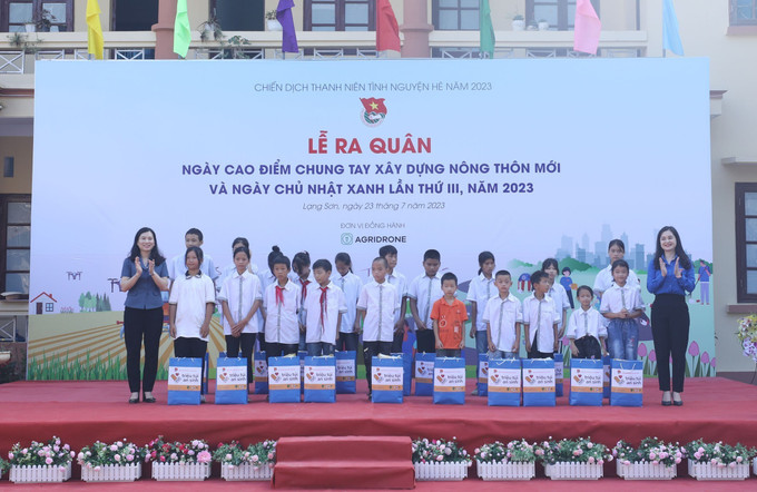 Trung ương Đoàn TNCS Hồ Chí Minh tặng 20 suất quà an sinh cho học sinh có hoàn cảnh khó khăn của xã Thượng Cường, huyện Chi Lăng, tỉnh Lạng Sơn. Ảnh: Anh Tuấn – TTXVN Tuổi trẻ xứ Lạng chung tay xây dựng nông thôn mới ảnh 9