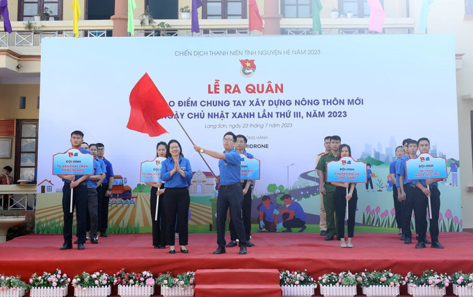 Lễ xuất quân Đội hình trí thức trẻ tình nguyện tham gia xây dựng nông thôn mới. Ảnh: Anh Tuấn – TTXVN Tuổi trẻ xứ Lạng chung tay xây dựng nông thôn mới ảnh 3