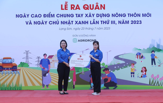 Trung ương Đoàn trao tặng Tỉnh đoàn Lạng Sơn các nguồn lực hỗ trợ thôn bản được lựa chọn xây dựng nông thôn mới, với kinh phí 350 triệu đồng. Ảnh: Anh Tuấn – TTXVN Tuổi trẻ xứ Lạng chung tay xây dựng nông thôn mới ảnh 4