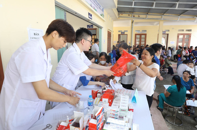 Câu lạc bộ Thầy thuốc trẻ Bệnh viện Đa khoa tỉnh Lạng Sơn khám bệnh, cấp phát thuốc miễn phí cho người dân xã Thượng Cường, huyện Chi Lăng, tỉnh Lạng Sơn. Ảnh: Anh Tuấn – TTXVN Tuổi trẻ xứ Lạng chung tay xây dựng nông thôn mới ảnh 5