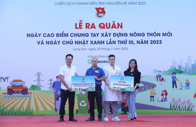 Trao biển hỗ trợ 200 suất quà, 200 suất thuốc và 400 suất trà saffron cho nhân dân, thanh thiếu nhi trên địa bàn xã Thượng Cường, huyện Chi Lăng, tỉnh Lạng Sơn. Ảnh: Anh Tuấn – TTXVN Tuổi trẻ xứ Lạng chung tay xây dựng nông thôn mới ảnh 8
