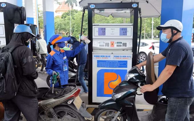 Xăng tăng nhẹ, dầu tiếp tục tăng gần 1.000 đồng/lít ảnh 1